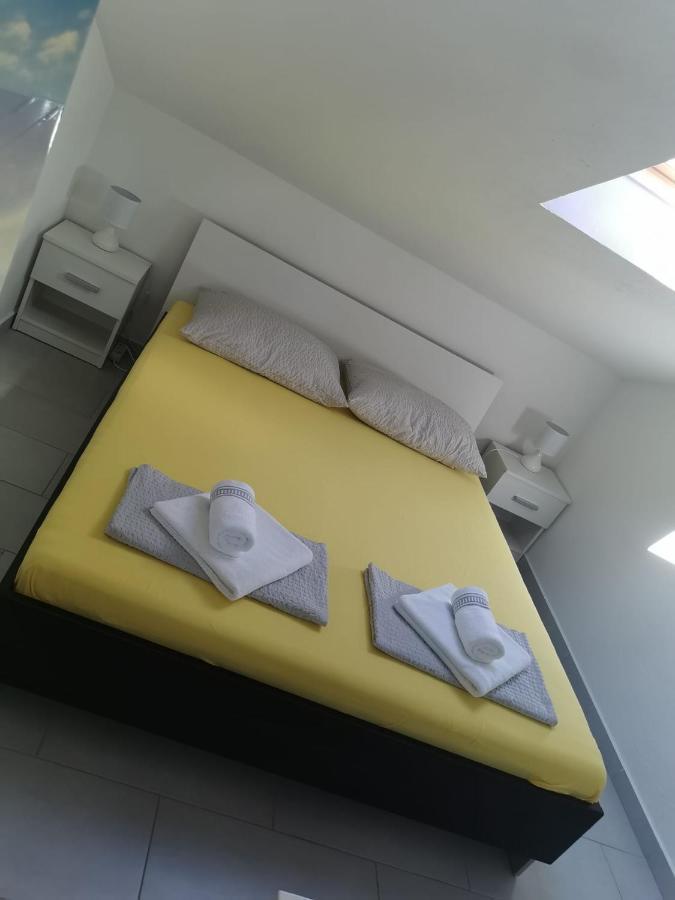 Apartman Sutalo Komarna Buitenkant foto