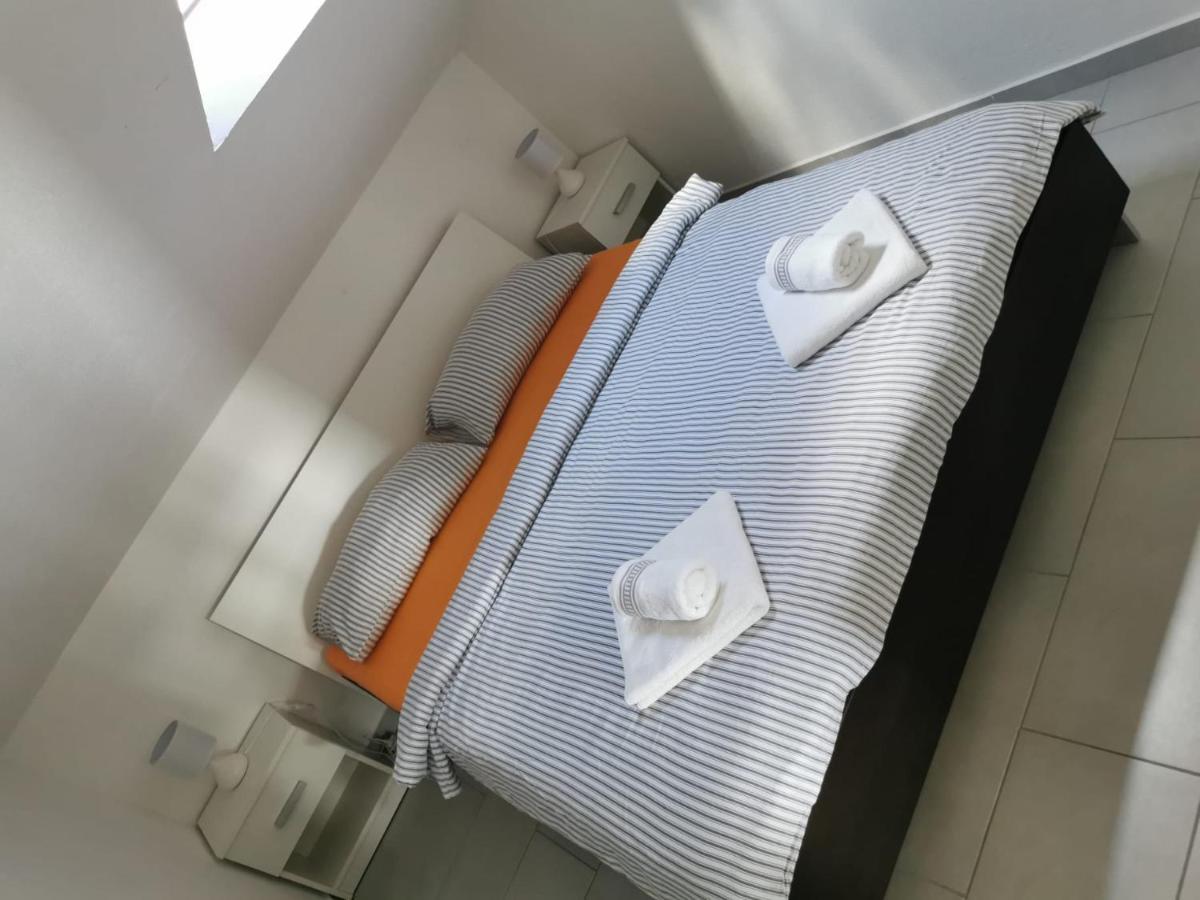 Apartman Sutalo Komarna Buitenkant foto