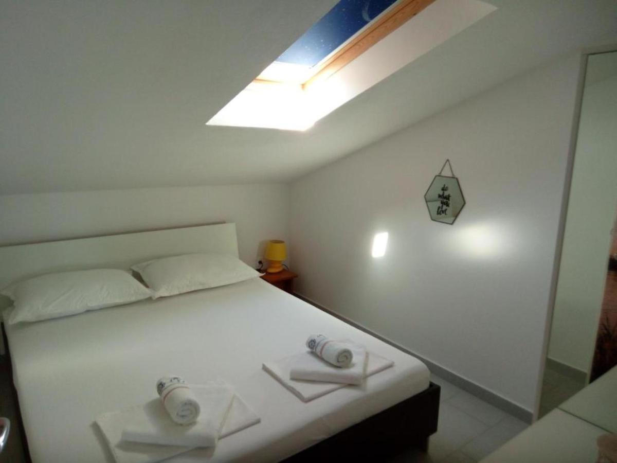 Apartman Sutalo Komarna Buitenkant foto