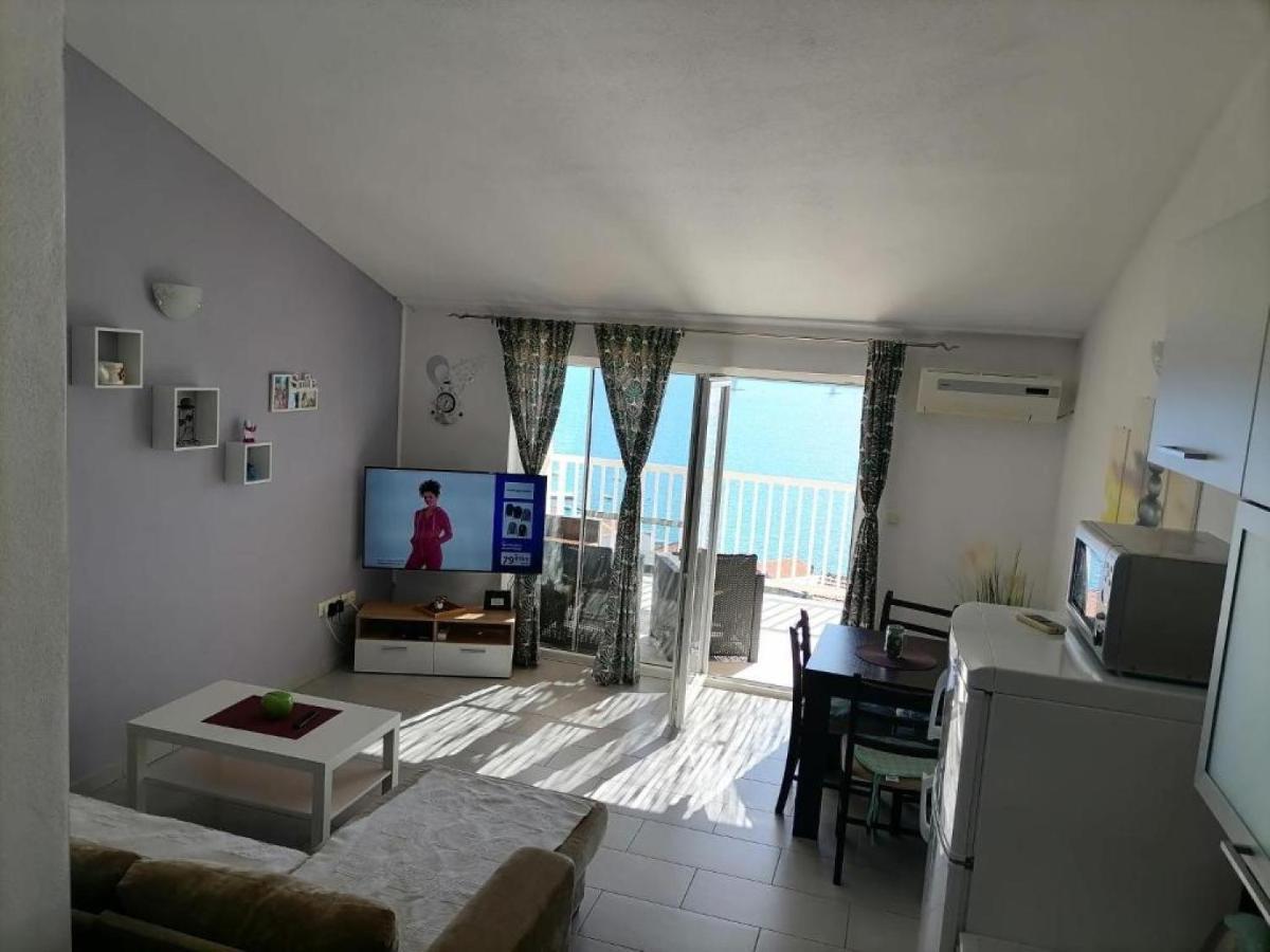 Apartman Sutalo Komarna Buitenkant foto