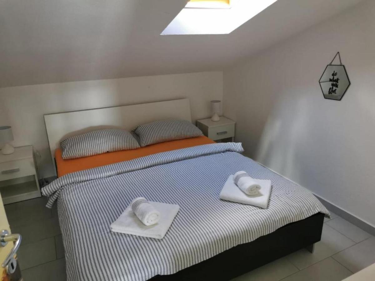 Apartman Sutalo Komarna Buitenkant foto