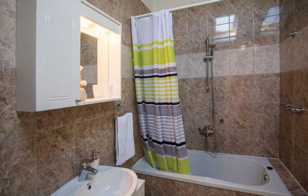 Apartman Sutalo Komarna Buitenkant foto
