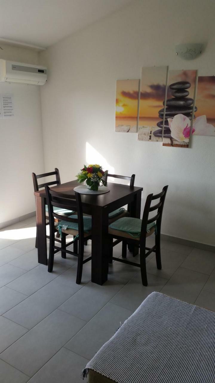 Apartman Sutalo Komarna Buitenkant foto