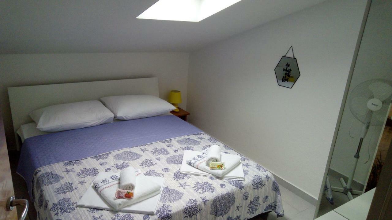 Apartman Sutalo Komarna Buitenkant foto